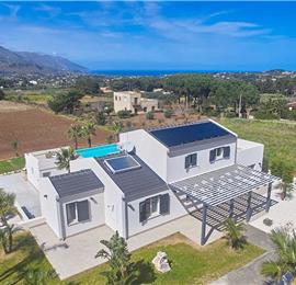 5 bedroom villa with infinity pool, Castellammare del Golfo, sleeps 9